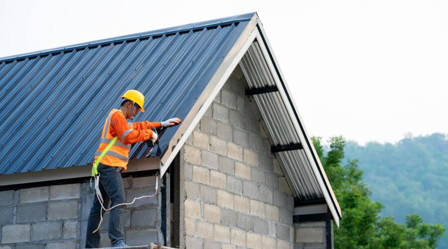 Professional gutter cleaning in Turner, OR